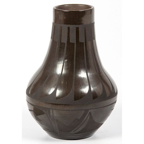 Carmelita Dunlap (San Ildefonso, 1925-2000) Pottery Vase 