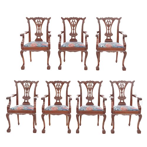 Lote de 8 sillones. Siglo XX. En talla de madera. Marca Chippendale. Con respaldos semiabiertos y asientos en tapicería floral.