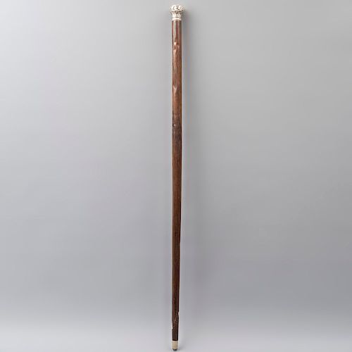 Bastón. Siglo XX. En talla de madera. Con empuñadura de plata y soporte con casquillo. 87 x 4 cm. Ø