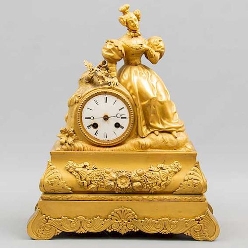 Reloj de chimenea. Origen europeo. 1969. Elaborado en bronce dorado. Mecanismo de cuerda y péndulo. 40 x 33 x 12 cm.