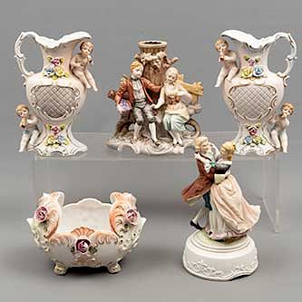 Lote de 5 piezas. Japón. Siglo XX. En porcelana, algunos Ucagco. Consta de: caja musical, centro de mesa, par de jarras y candelero.
