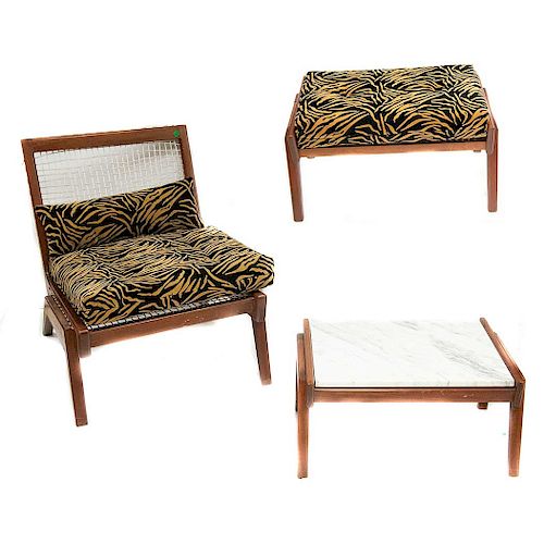 A manera de Clara Porset. Años 50. Juego de sillón, taburete y mesa lateral. Estructura de madera de cedro y pino. Sillón y taburete.