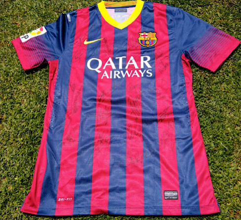 Camiseta del Barca de la última temporada de Puyol – Incluye firmas de Leonel Messi, Carles Puyol, Andrés Iniesta, Xavi Hernández y varios más.