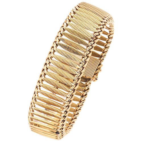 A 16K and 14K yellow gold bracelet. 
