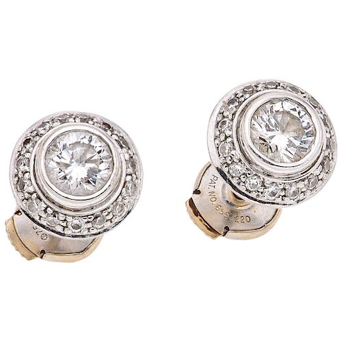 A diamond 18K white gold pair of stud earrings. 