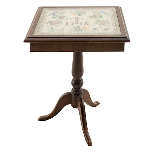 SIDE TABLE. BEGINNING OF THE 20TH CENTURY. Wood and carpet needlepoint with silver thread. Square glass cover. 23.2 x 18.8 x 18.8 in