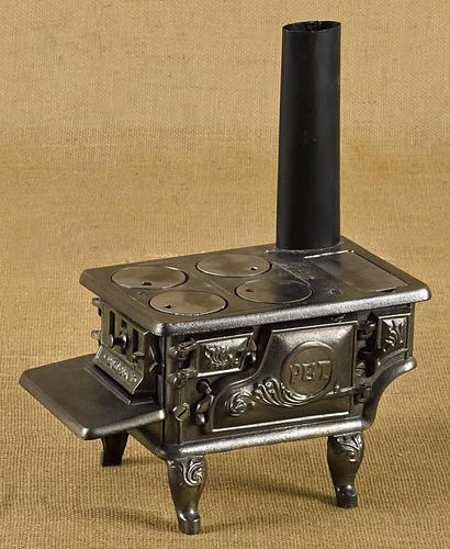 Ideal Mfg. Co. cast iron and tin Pet toy stove,