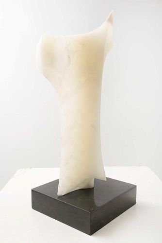 LEONARDO NIERMAN. Sin título. Firmada. Escultura en ónix en base de mármol. 51 x 20 x 20 cm medidas totales.