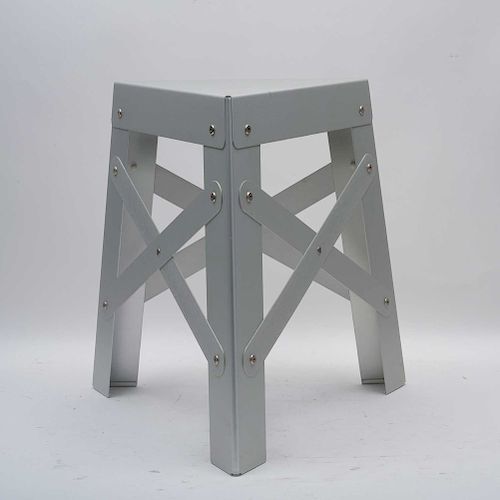 A la manera de Philippe Starck. Banco. Estructura de aluminio. Diseño triangular.