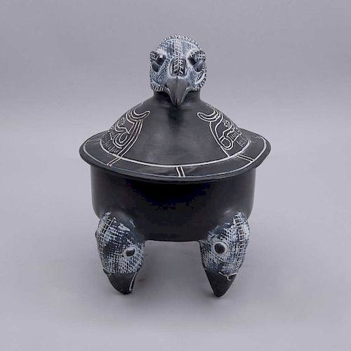 Reproducción de vasija ceremonial maya. México. Siglo XX. Elaborada en cerámica y engobe color negro Decorada con motivos zoomorfos.