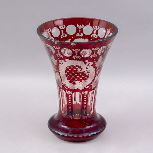 Florero. Checoslovaquia, siglo XX. Elaborado en cristal de Bohemia color rojo. Decorados con facetados orgánicos y vegetales.