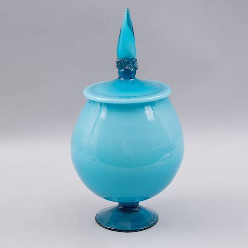 Bombonera. Siglo XX. Elaborada en cristal de murano color azul. Diseño abombado a manera de copa y tapa con remate.