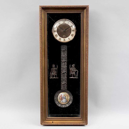 Reloj de pared. Alemania, siglo XX. Estructura de madera tallada. Mecanismo de cuerda. Carátula dorada con índices romanos.
