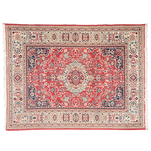 Tapete. Persia, Mashad, siglo XX. Elaborado en fibras de lana y algodón. Decorado con motivos orgánicos y medallón central.