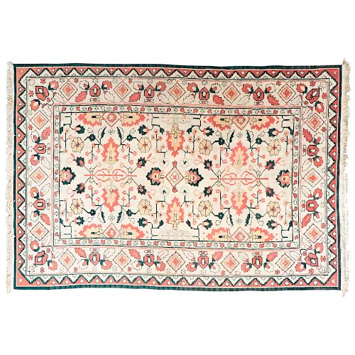 Tapete. Afganistán, siglo XX. Estilo Kilim. Anudado a mano con fibras de lana y algodón. Decorado con motivos orgánicos.