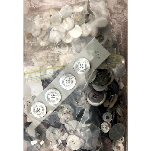 BAG LOT OF PEARL BUTTONS