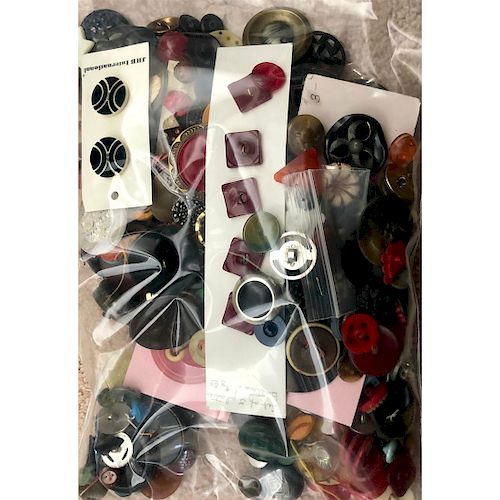 BAG LOT OF ASSORTED PLASTIC BUTTONS