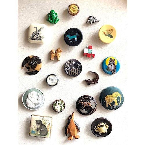 CARD OF ASSORTED MATERIAL & ASSORTED ANIMAL BUTTONS