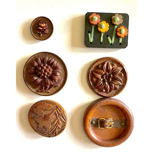 SMALL CARD OF ASSORTED WOOD BUTTONS
