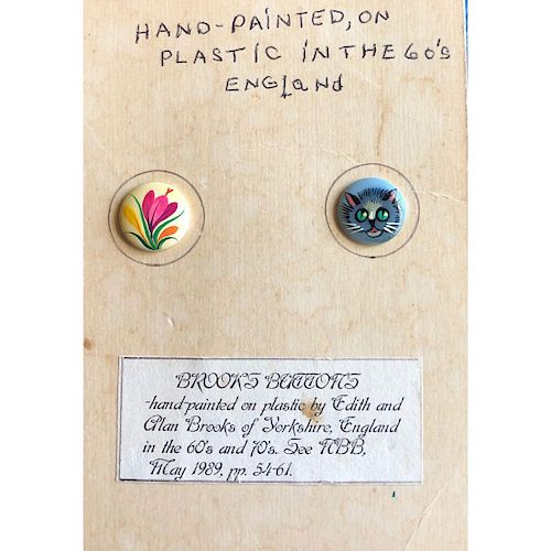 A PAIR OF CASEIN BUTTONS BY EDITH & ALAN BROOKS