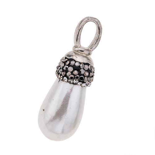 Pendiente con perla y espinelas en metal base. Peso:  7.6 g. Pendiente en plata .925 con tres perlas cultivadas color blanco de...