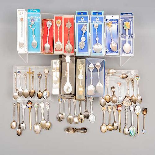Colección de cucharitas. Diferentes origenes, diseños y marcas. Elaboradas en metal plateado, dorado, pewter y porcelana. Piezas: 49.