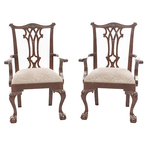 Par de sillones SXX. En talla de madera. Marca Chippendale. Con respaldos semiabiertos y asientos acojinados en tapicería color beige.