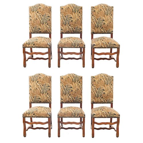 Lote de 6 sillas. Francia. Siglo XX. En talla de madera de roble. Con respaldos cerrados y asientos en tapicería vegetal.