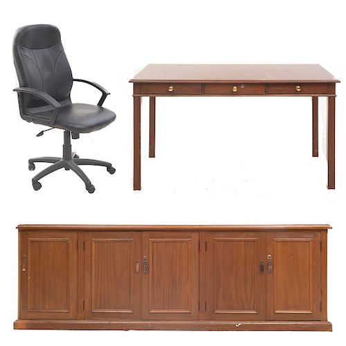 Escritorio, credenza y sillón ejecutivo. Siglo XX. En talla de madera y material sintético. 83 x 242 x 38 cm. (mayor)