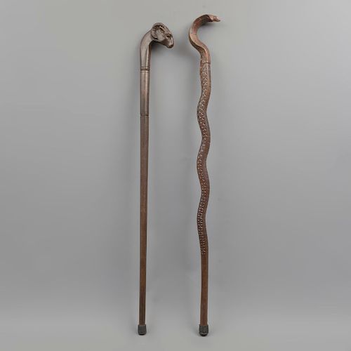 Lote de 2 bastones. Siglo XX. En talla de madera. Uno con empuñadura y fuste zoomorfo a manera de serpiente y otro de carnero.