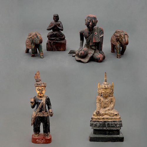 Lote de figuras decorativas. Consta de: Par de elefantes. India, Siglo XX. Elaborados en madera tallada y policromada.Pz: 6