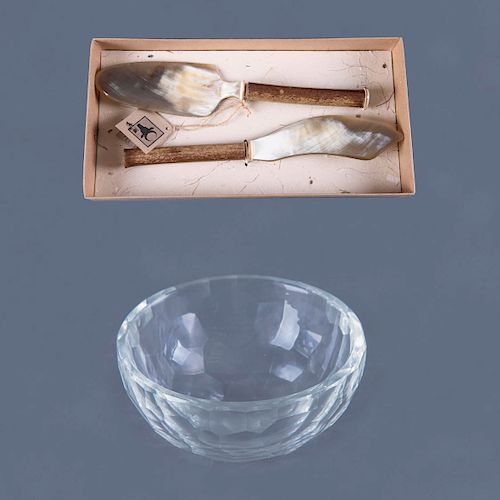 Juego de cubiertos para servicio pastelero y depósito de cristal facetado. Consta de:Uruguay, siglo XX. Tallas en cuerno de bovino.Pz:3