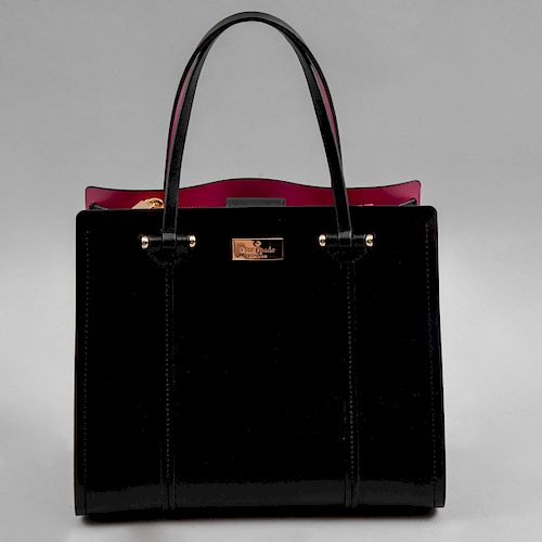 Bolso para dama. De la marca Kate Spade New York. Elaborado en piel color negro con interior en color rosa.