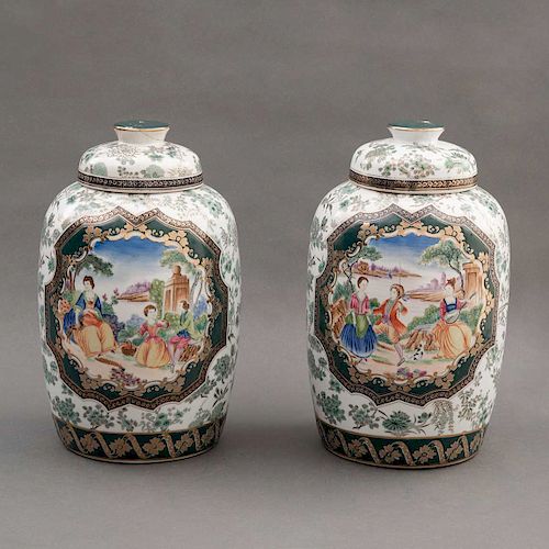 Par de tibores. China, Siglo XX. Elaborados en porcelana policromada. Decorados con escenas estilo europeo. Sello en la base.