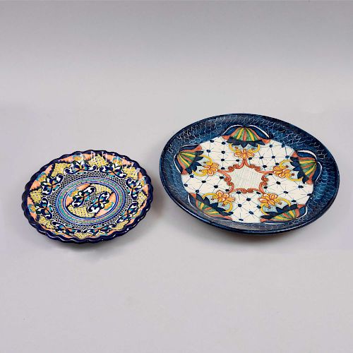 Par de platones. Puebla, México, siglo XX. Elaborados en cerámica vidriada policromada. Decoradas con elementos orgánicos.Pz:2