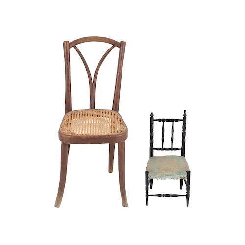 Par de sillas para muñecas. México, siglo XIX. En madera, una con asiento de bejuco y la otra con cojín bordado. Piezas: 2
