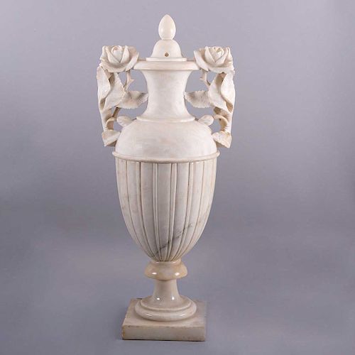 Lámpara de mesa. Siglo XX. Elaborado en alabastro. Diseño de tibor. Para 1 luz. Decorado con asas florales, copa con gallonados.