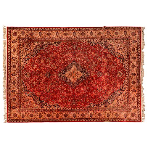 Tapete. Persia, siglo XX. Estilo Mashad. Elaborado en fibras de lana con nudo turco. Decorado con motivos orgánicos y florales.