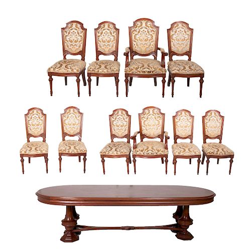 Comedor. Siglo XX. Elaborado en madera tallada. Consta de: Mesa. Cubierta oval, sillones y sillas con tapicería floral. Piezas: 11