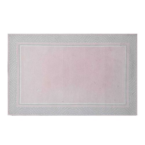 Tapete. India, siglo XX. Elaborado en fibras de algodón sobre fondo rosa con beige. Decorado con motivos geométricos.
