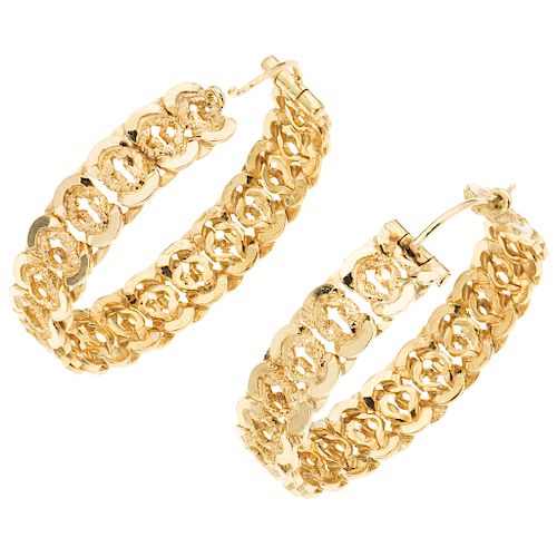 A yellow gold 18 K pair of hoops.