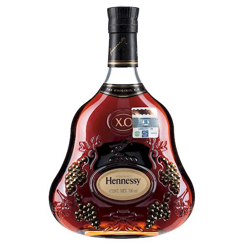 Hennessy. X.O. Cognac. France. Botella con aplicaciones metálicas a manera de racimos de uvas y en estuche.