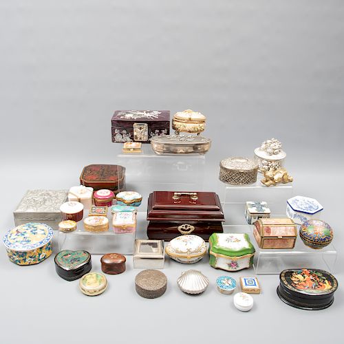 Lote de 36 piezas. Diferentes orígenes, diseños y materiales. SXX. Consta de: alhajeros, cajas pequeño formato y pastilleros.
