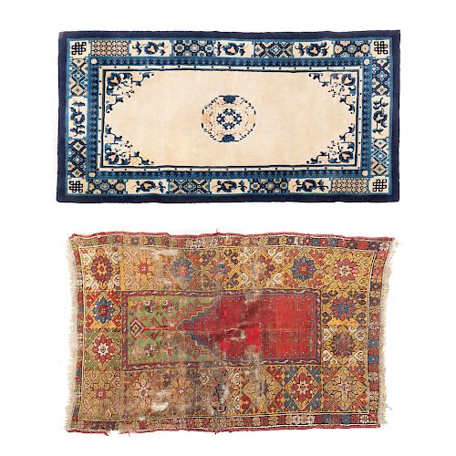 Lote de 2 alfombras. Siglo XX. Elaboradas en fibras de lana y algodón. 150 x 100 cm y 154 x 91 cm.