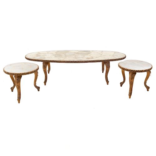 Lote de 3 mesas. SXX. Elaboradas en madera. Consta de: mesa de centro y 2 mesas auxiliares. Con cubiertas tipo ónix. 40 x 160 x 63 cm.