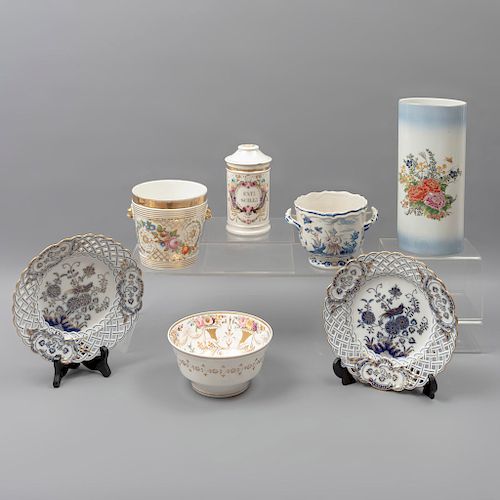 Lote de 7 piezas. Japón y Francia. SXX En porcelana. Algunos marca Satsuki y H. Vignier Pabt. Consta de: florero, botamen, tazón, otros