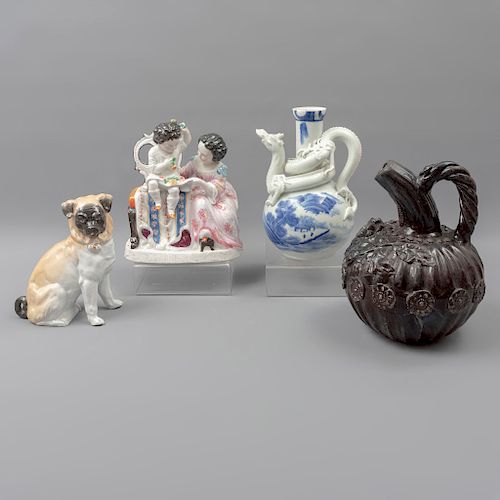 Lote de 4 piezas. SXX. Elaboradas porcelana y cerámica. Consta de: 2 figuras decorativas de perro y madre a hijo y 2 jarras.