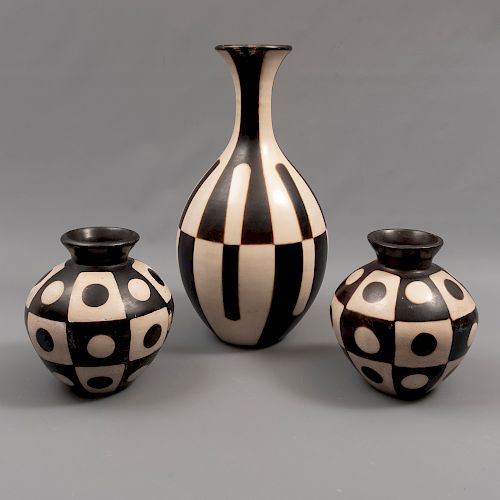 Lote de 3 floreros. Perú. Siglo XX. Elaborados en cerámica. Decorados con elementos geométricos. 36 x 19 cm. Ø (mayor)