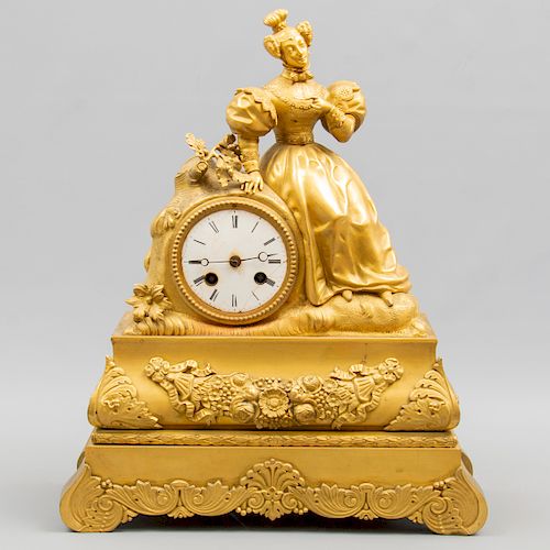 Reloj de chimenea. Origen europeo. 1969. Elaborado en bronce dorado. Mecanismo de cuerda y péndulo. 40 x 33 x 12 cm.