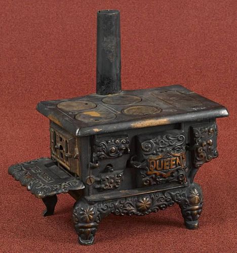 Dent cast iron (Queen toy stove with a copper fl